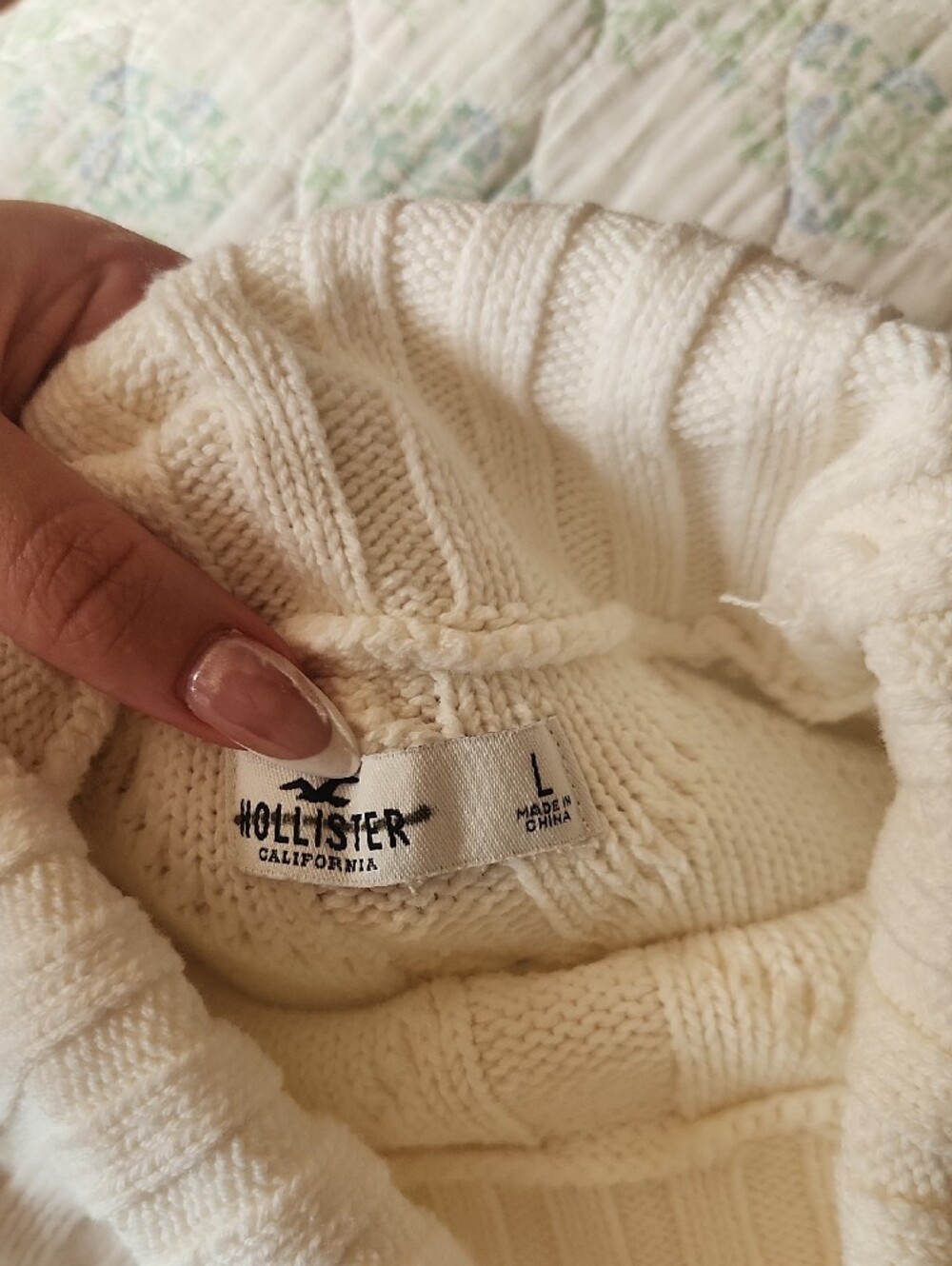 Hollister Cream Cable Turtleneck Sweater - Picture 2 of 3